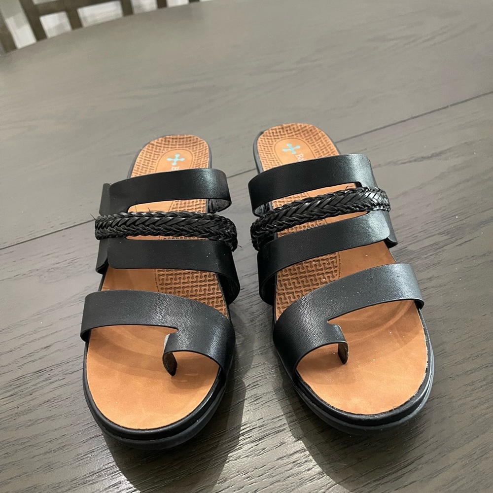 Baretraps Posture Black wedge sandal new never worn style Dallon size 9 1/2